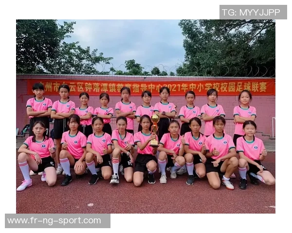 小学女子足球比赛展现青春活力与团队精神的精彩瞬间